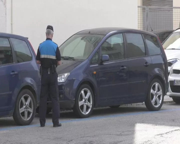 Trabajador de EMASA vigila la zona azul 