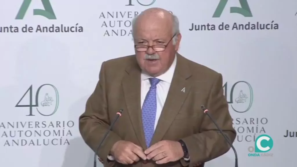 El consejero de Salud, Jesús Aguirre, informa sobre las ventajas de la vitamina D