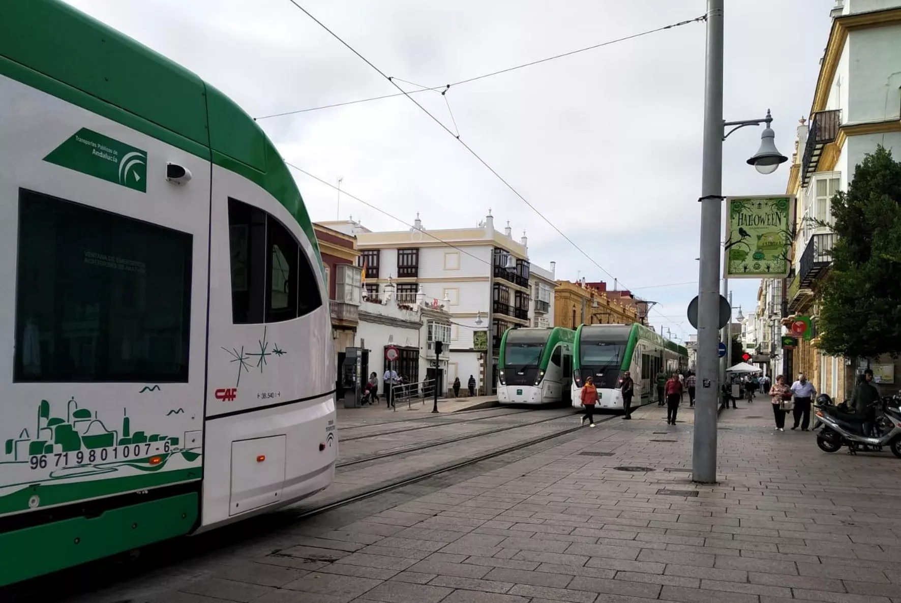 La Consejería de Fomento y Endesa firman un convenio para una acometida de socorro para el tranvía de Cádiz