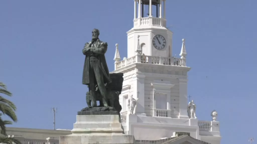 Ayuntamiento de Cádiz, tras la estatua de Moret.