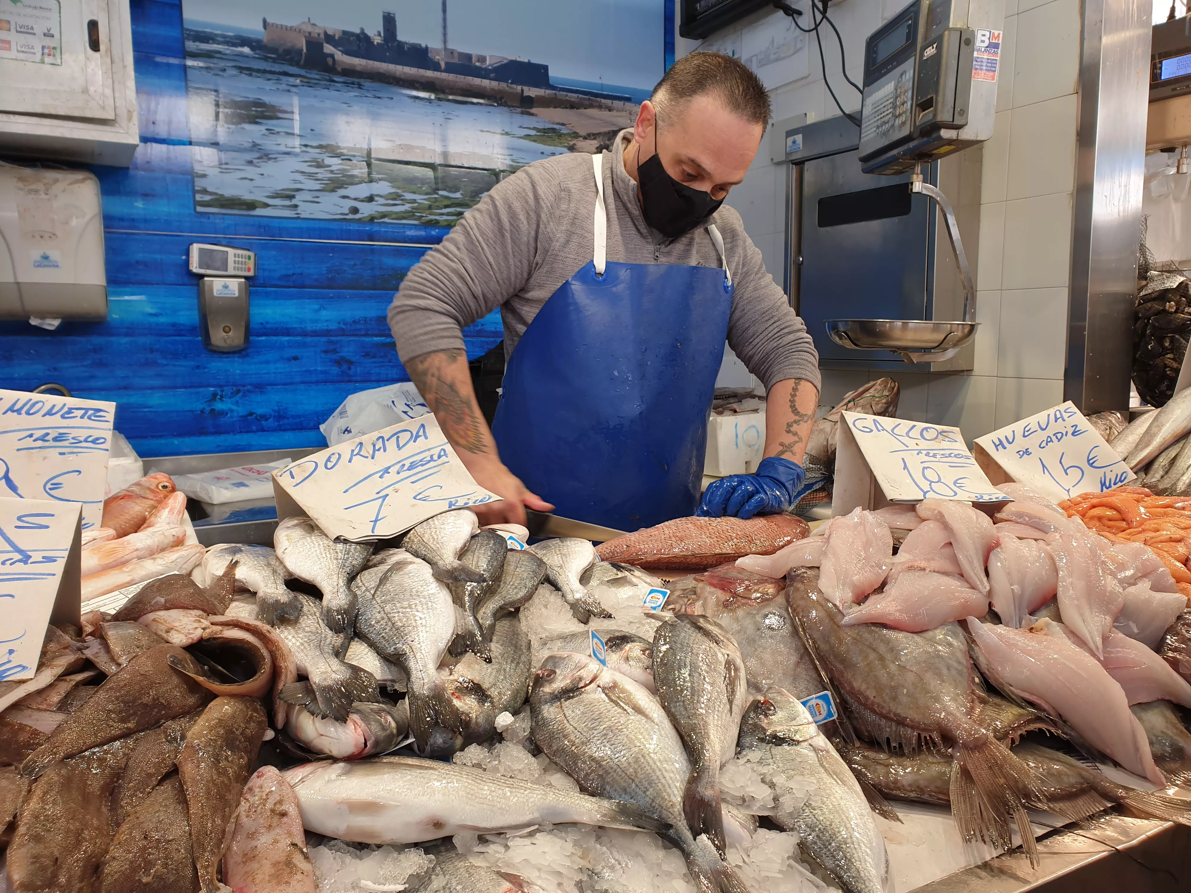 Uno de los puestos de pescado del mercado central Uno de los puestos de pescado del mercado central