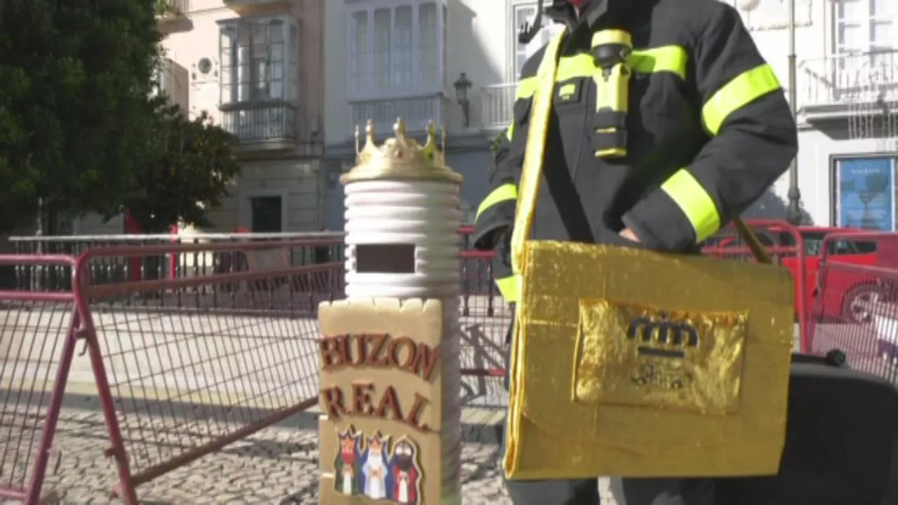 Los agentes del Cuerpo de Bomberos de Cádiz custodian los buzones 
