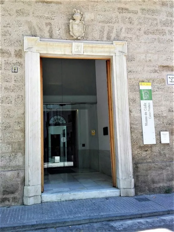 Fachada de la Casa Pinillos en la plaza de Mina