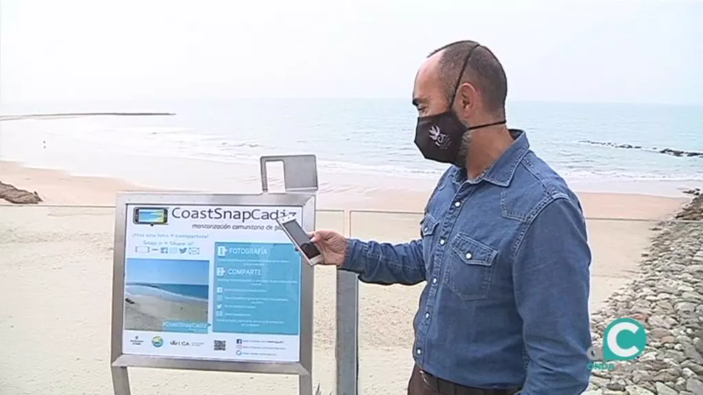 El profesor Benavente, uno de los promotores del Coast Snap en Cádiz, junto al punto CSC de Santa María del Mar 