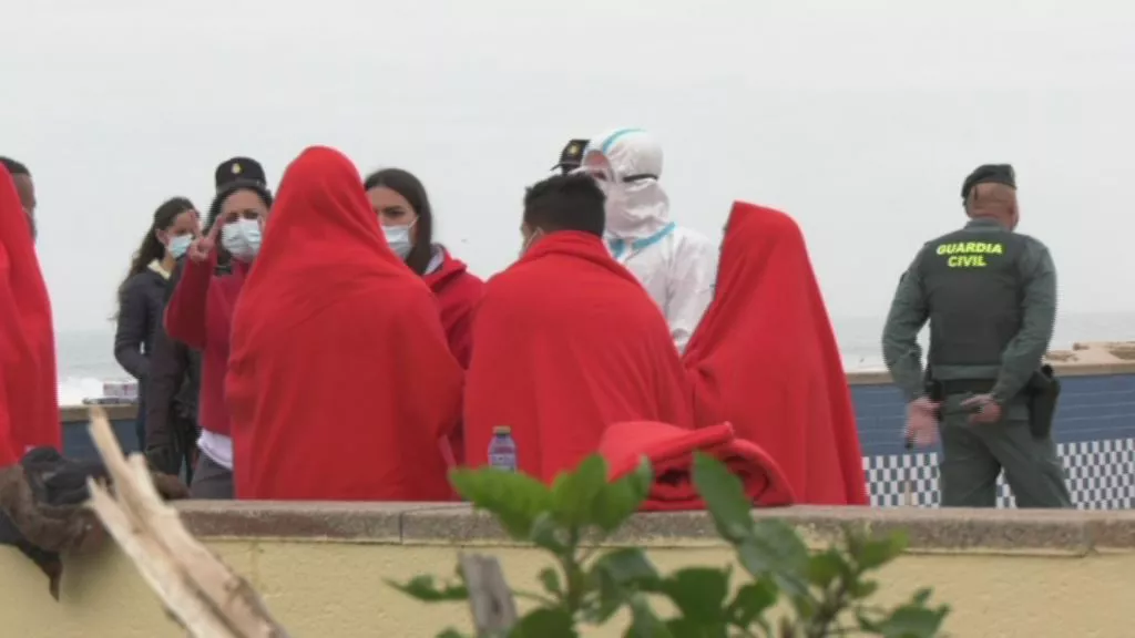 Una patera con 19 inmigrantes llega a la playa de Cortadura 
