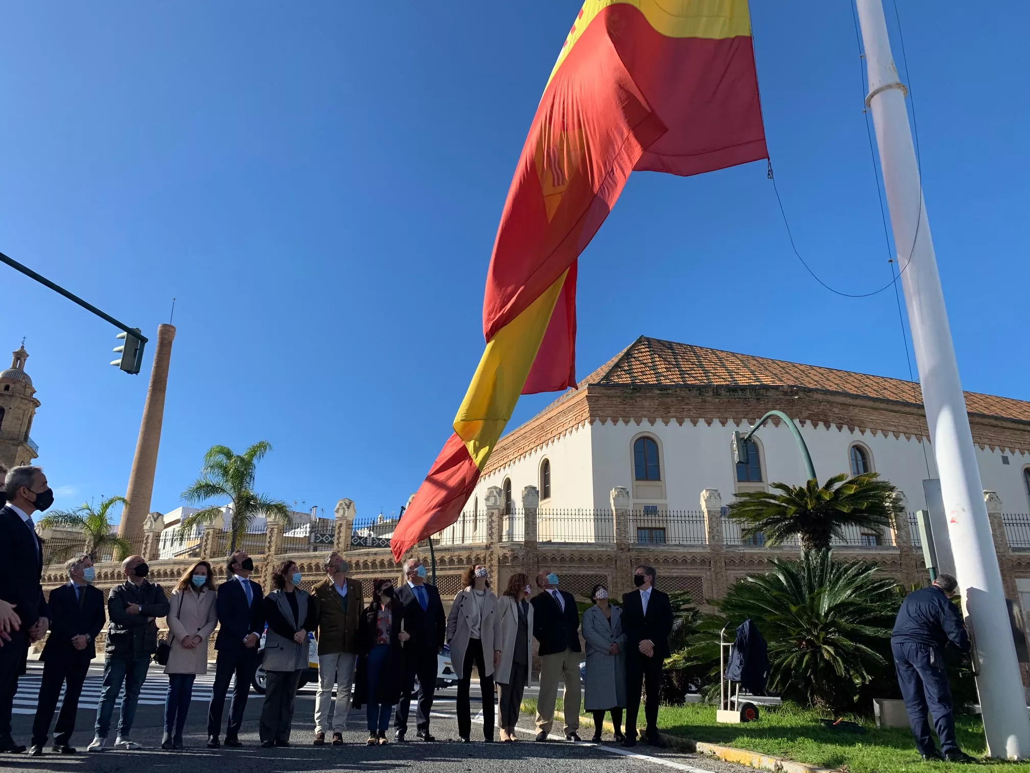 Momento de la izada de la bandera de España