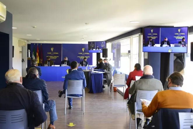 La Junta se ha celebrado en el antepalco del Carranza por prevención ante el COVID La Junta se ha celebrado en el antepalco del Carranza por prevención ante el COVID
