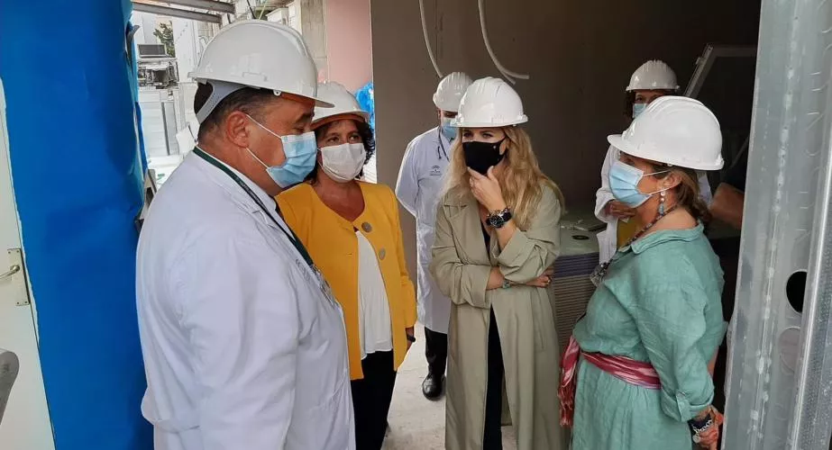 La delegada de la Junta en Cádiz, Ana Mestre, durante una visita a las obras del Hospital Puerta del Mar La delegada de la Junta en Cádiz, Ana Mestre, durante una visita a las obras del Hospital Puerta del Mar