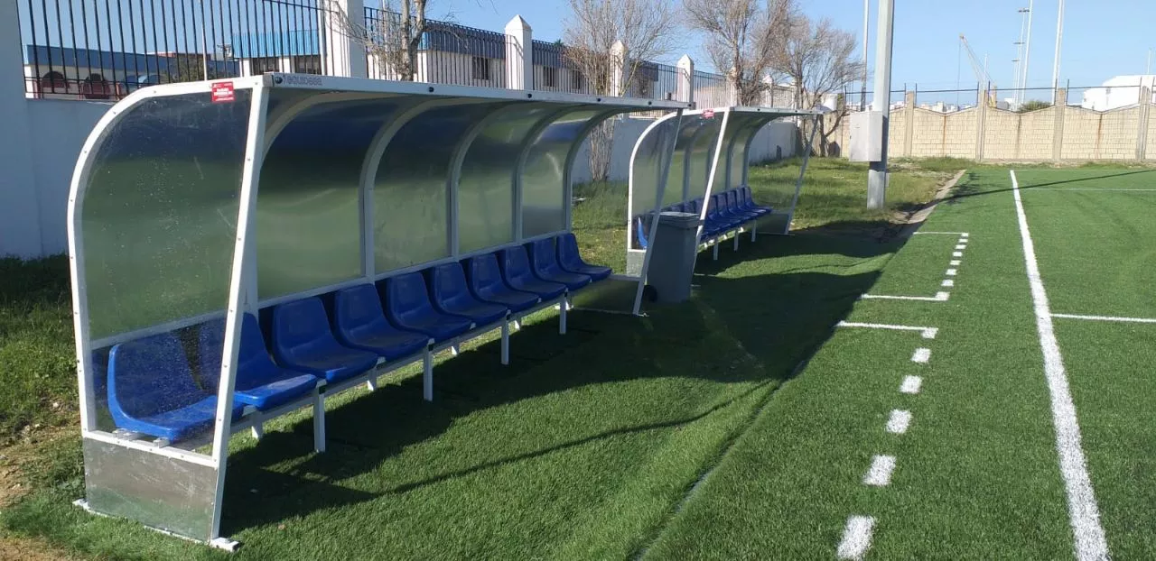 Nuevos banquillos del Centro Deportico Elcano