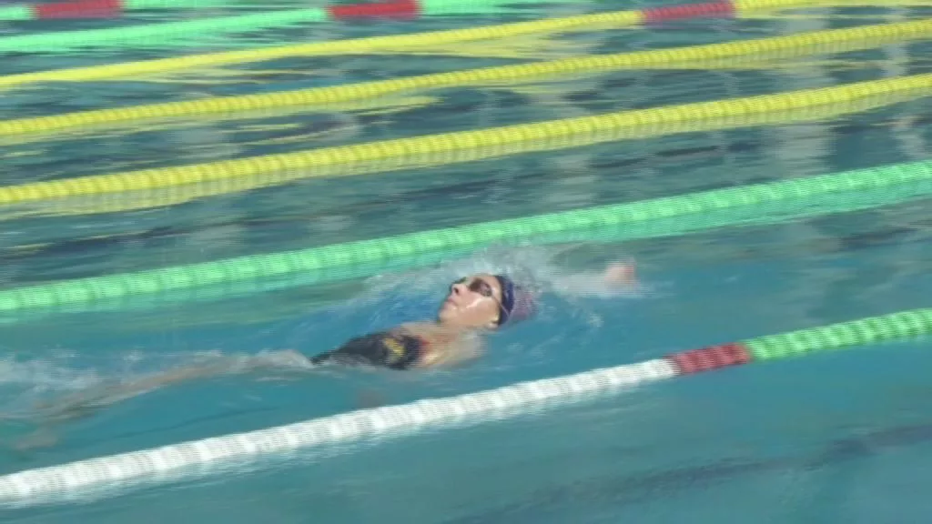 Paloma de Bordons ejercitándose en la piscina del Complejo Deportivo Ciudad de Cádiz