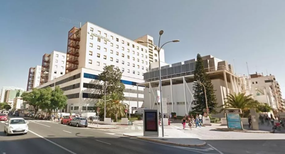 El hospital Puerta del Mar afronta el fin de semana con 34 casos positivos en planta y tres ingresos en UCI por Covid 19 