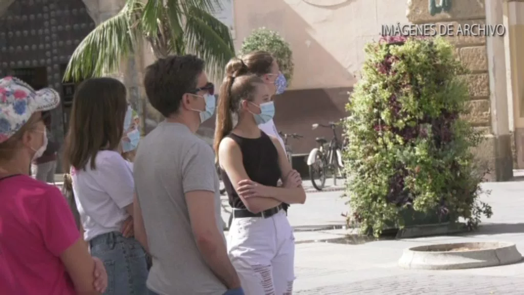 Un grupo de turistas en la Plaza de San Juan de Dios 