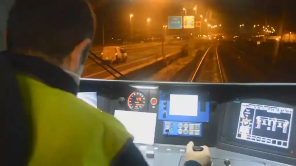 Interior de la cabina del tranvía en pruebas por el tramo Río Arillo-Cortadura