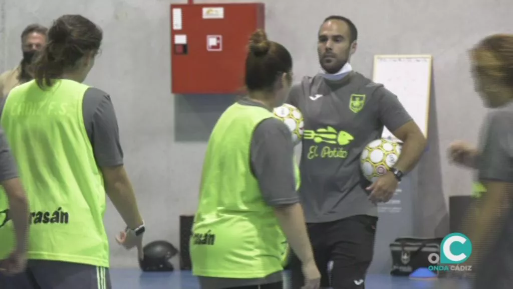 Manolo Moreno da instrucciones a sus jugadoras en un entrenamiento