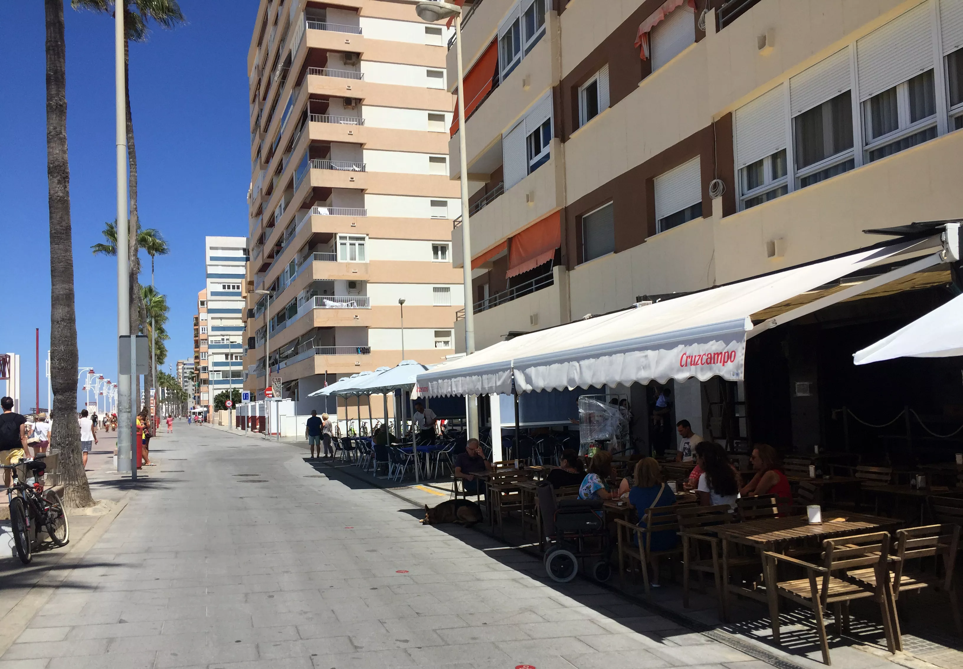 El Ayuntamiento instalará cámaras para el control de acceso de tráfico en el Paseo Marítimo y en el Mercado 