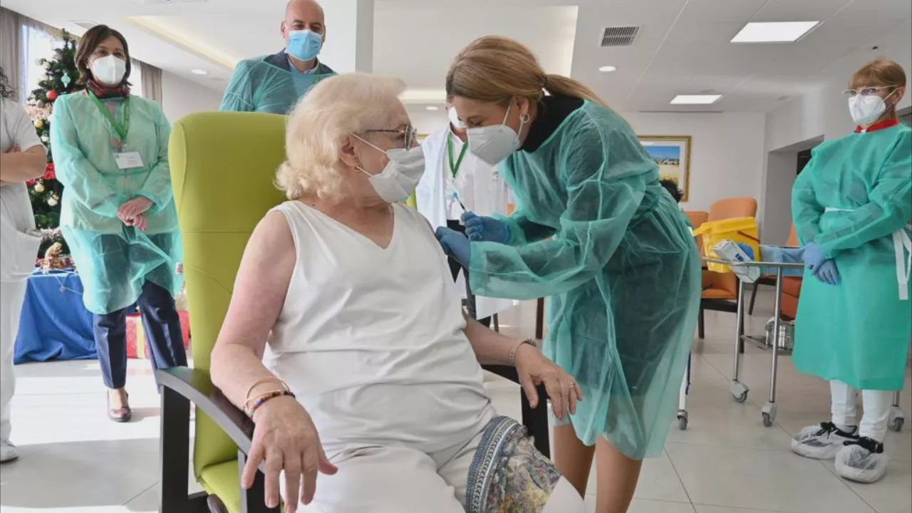 Imagen del momento de la primera vacuna en Andalucía 