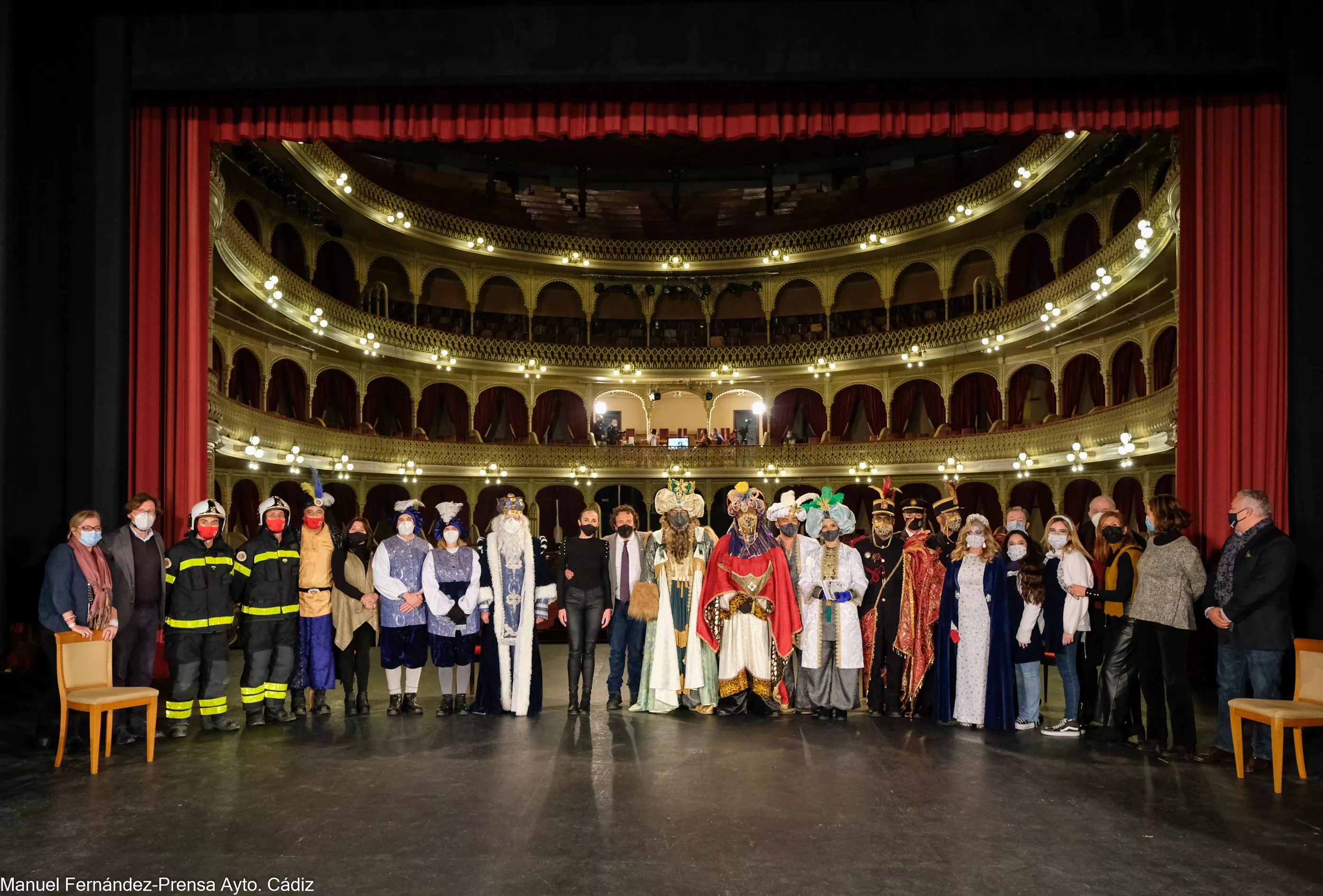 Foto de familia durante la recepción de los Reyes Magos