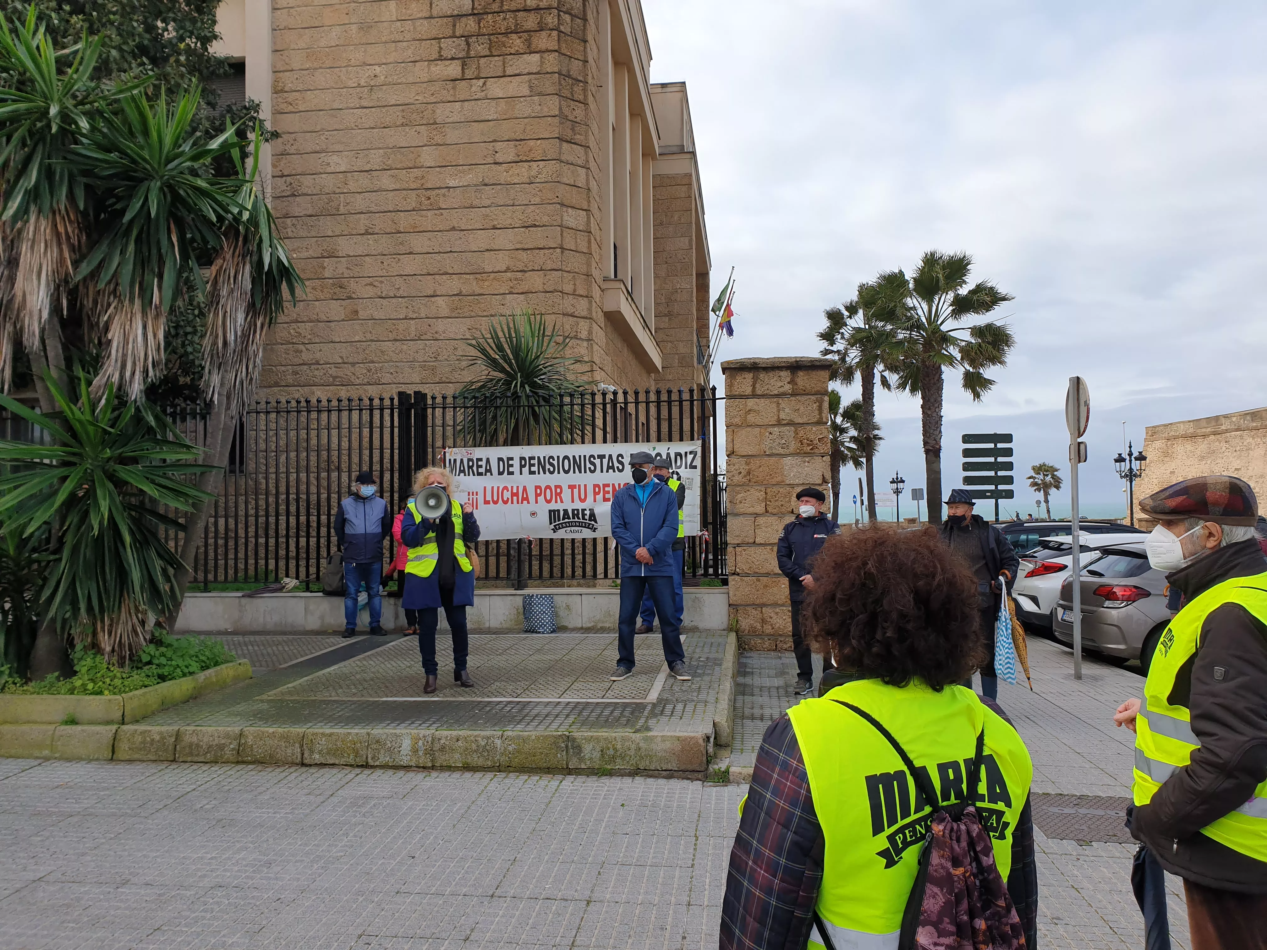 La Marea de Pensionistas de Cádiz durante la manifestación en la Subdelegación del Gobierno