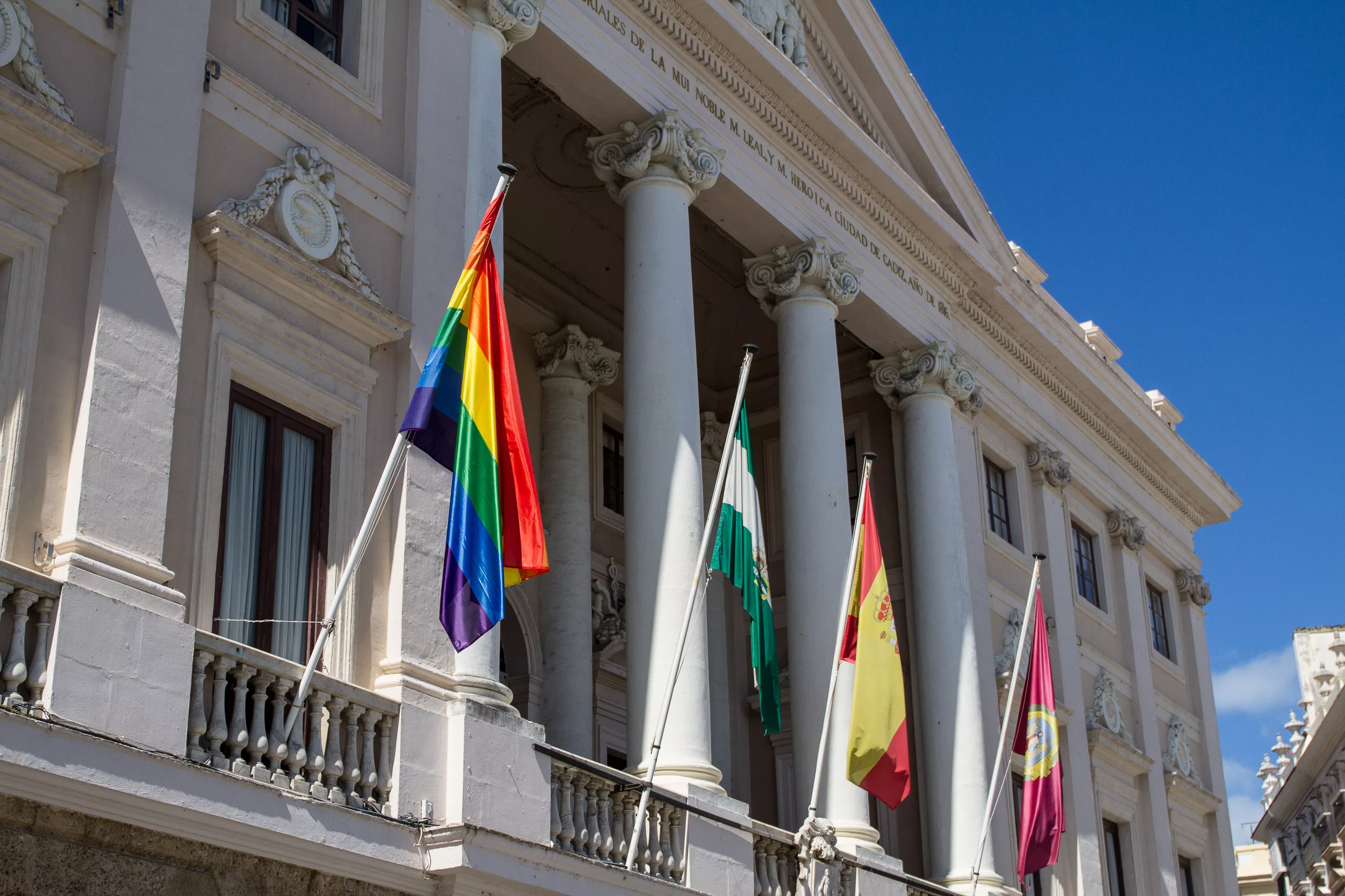 Archivada la denuncia contra el alcalde de Cádiz por izar la bandera del orgullo gay en el balcón del Ayuntamiento
