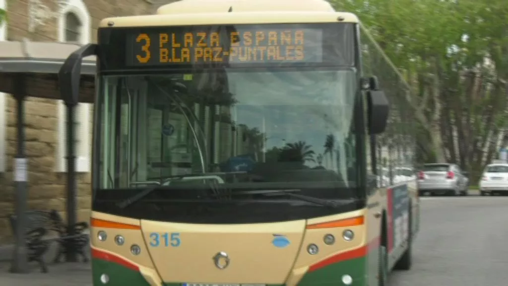 Los menores de 12 años empadronados en Cádiz viajarán gratis en el autobús urbano