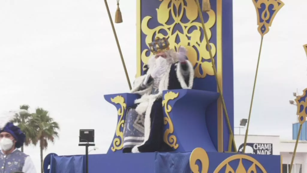 Los Reyes Magos de Cádiz saludan a los niños en distintos puntos de la ciudad