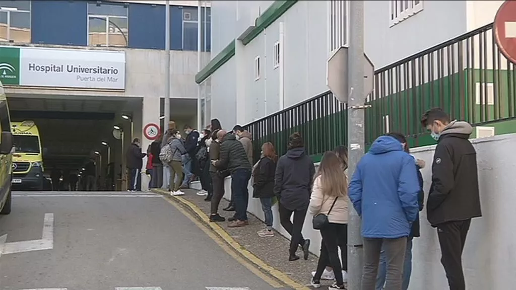 Colas para donar en el hospital Puerta del Mar