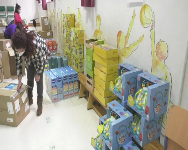 Voluntarios en el Colegio Celestino Mutis en la recepción de los juguetes Voluntarios en el Colegio Celestino Mutis en la recepción de los juguetes