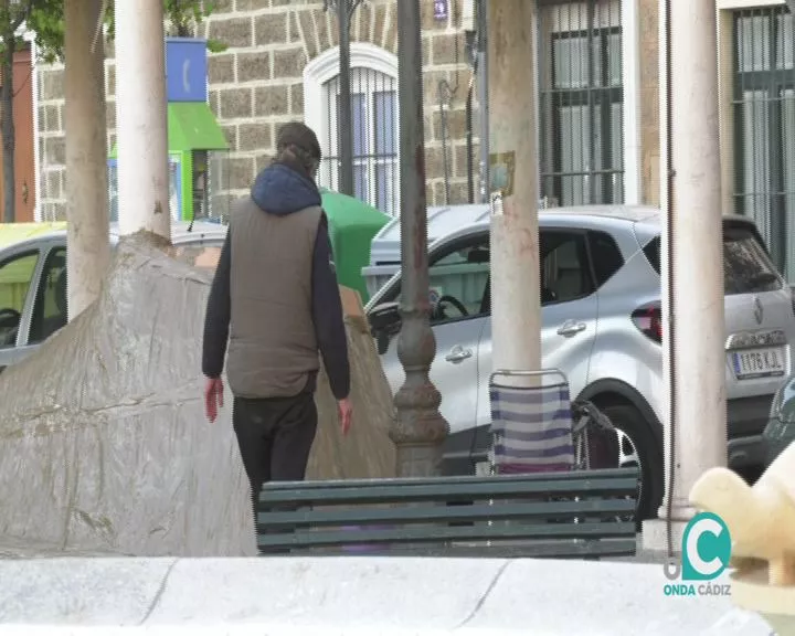 Una persona sin hogar en las inmediaciones de la Plaza de las Tortugas 