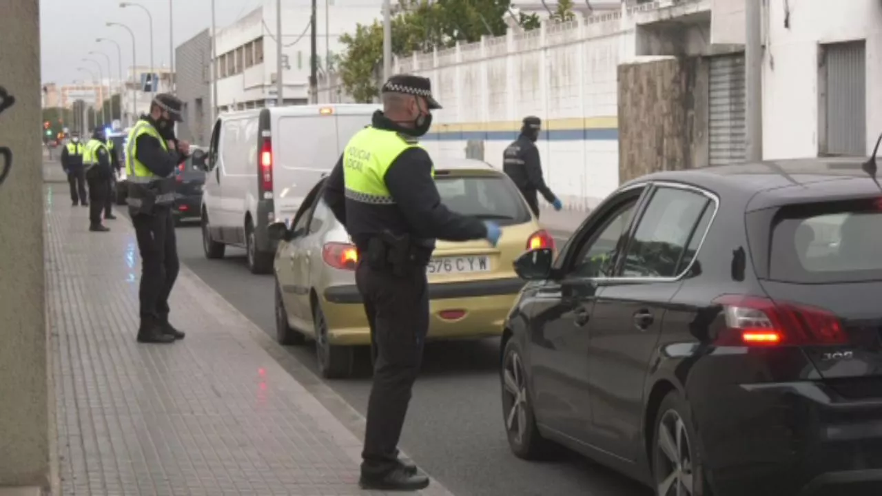 Agentes de la Policía Local durante uno de los controles 