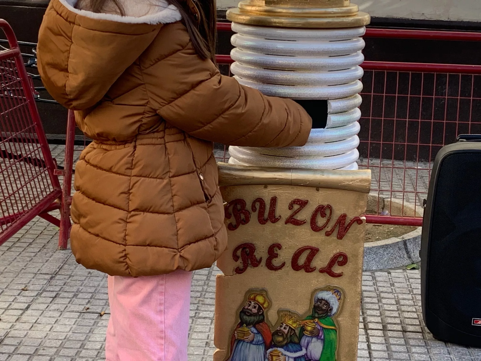 Una niña introduciendo su carta a los Reyes Magos en el buzón situado en la plaza de san Francisco Una niña introduciendo su carta a los Reyes Magos en el buzón situado en la plaza de san Francisco