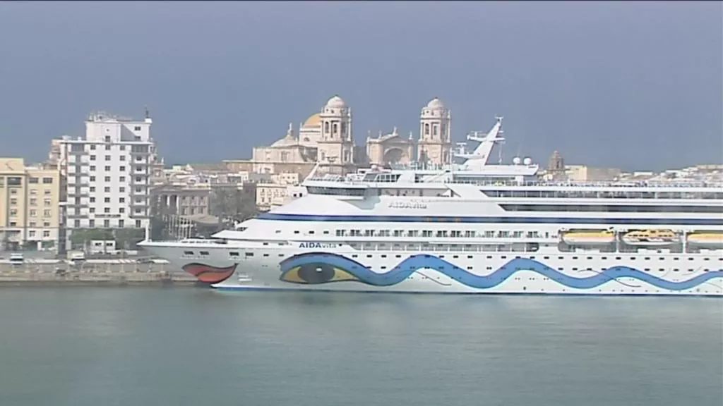 Un crucero atracado en el puerto de Cádiz