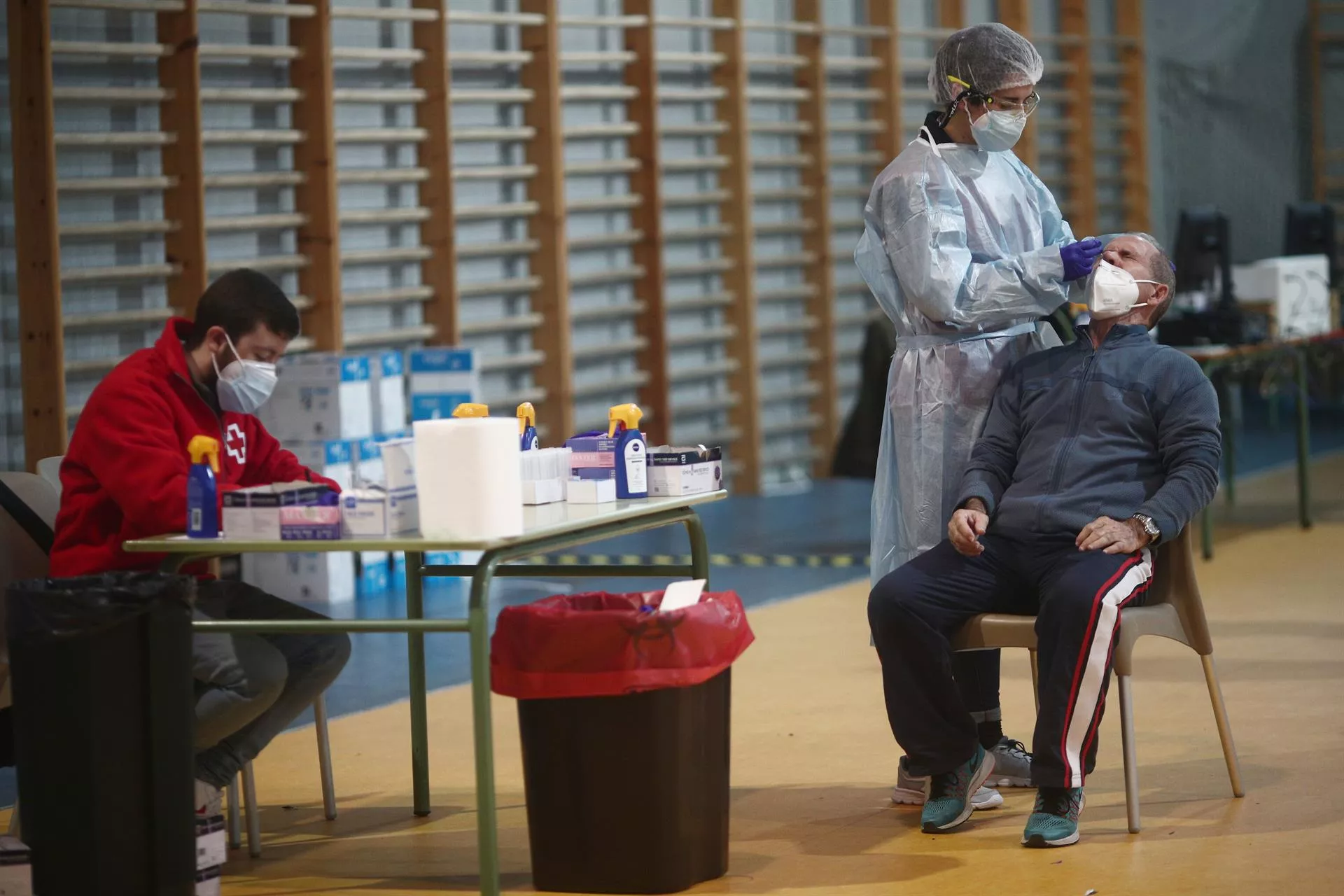 Un sanitario realiza test de antígenos de detección del covid Un sanitario realiza test de antígenos de detección del covid