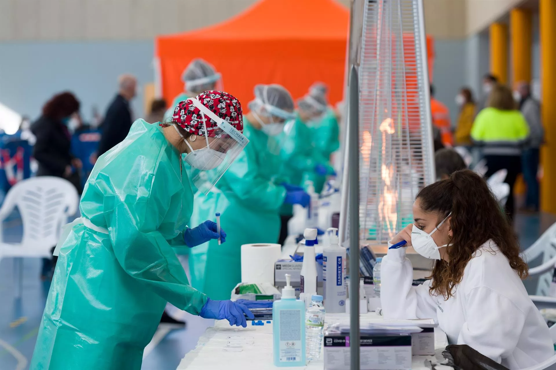 Una trabajadora sanitaria durante la realización de tests de antígenos Una trabajadora sanitaria durante la realización de tests de antígenos