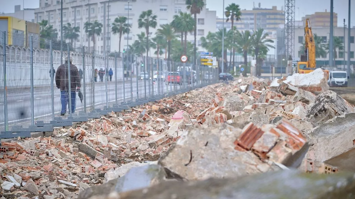 El muro de Astilleros ha sido derribado en las últimas semanas Reactivación del proyecto de plaza de Sevilla