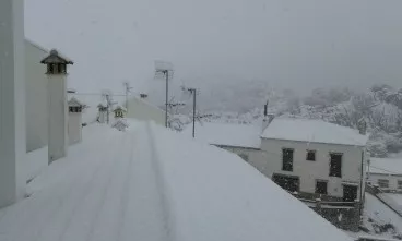 Una imagen de la sierra teñida de blanco