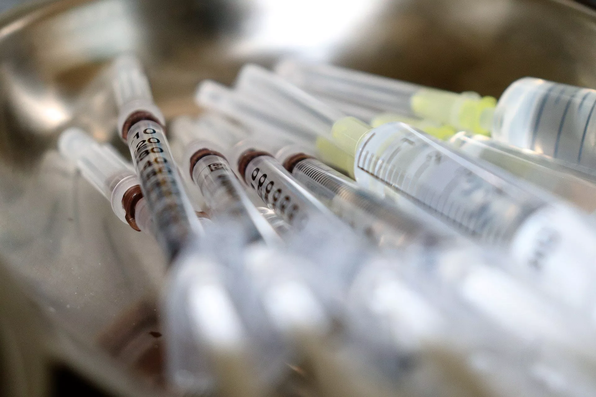 CCOO señala que las jeringuillas de 0,1 facilitaría la sexta dosis de la vacuna