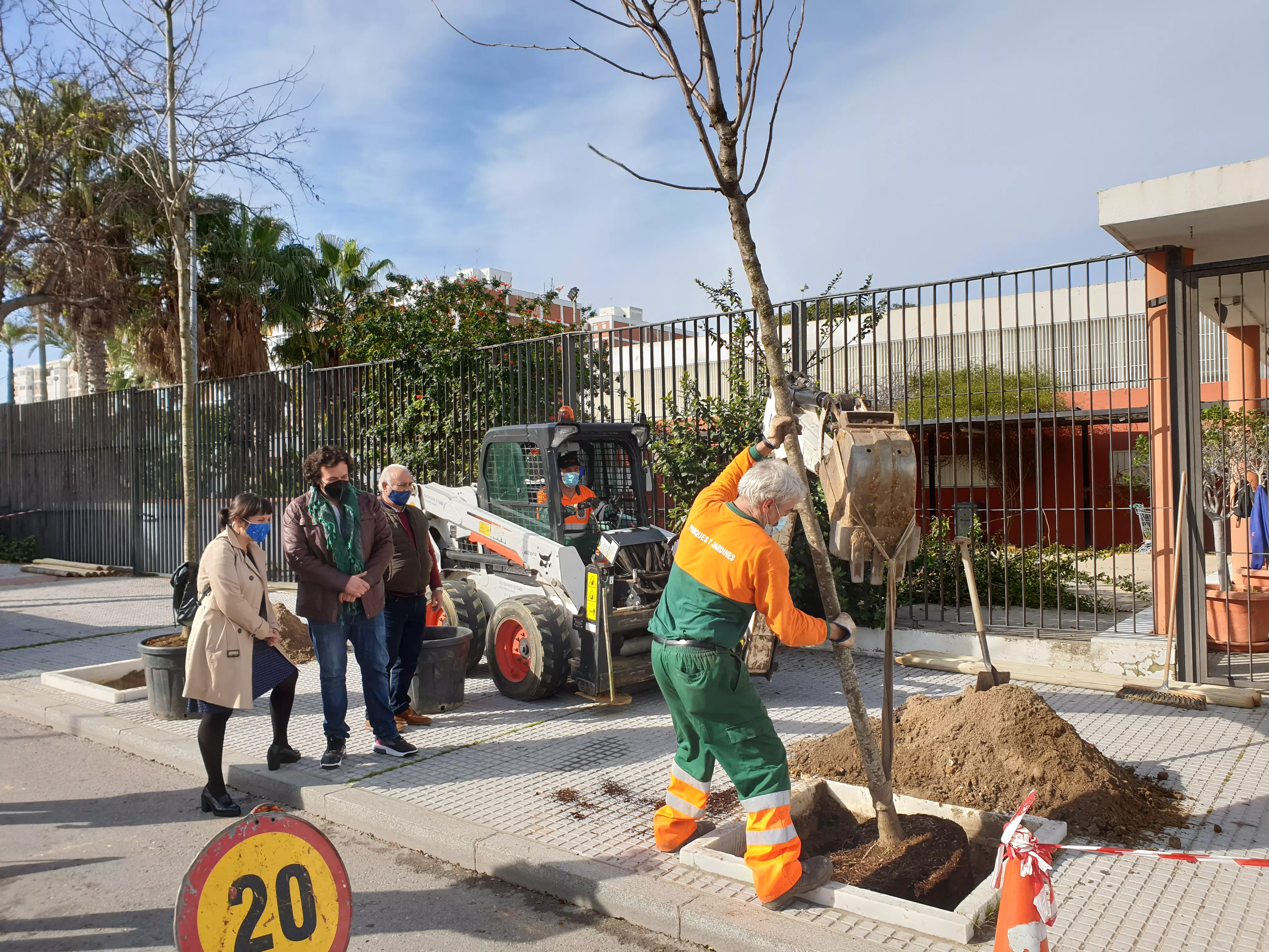 El alcalde y la concejala de medio ambiente durante la plantación del árbol