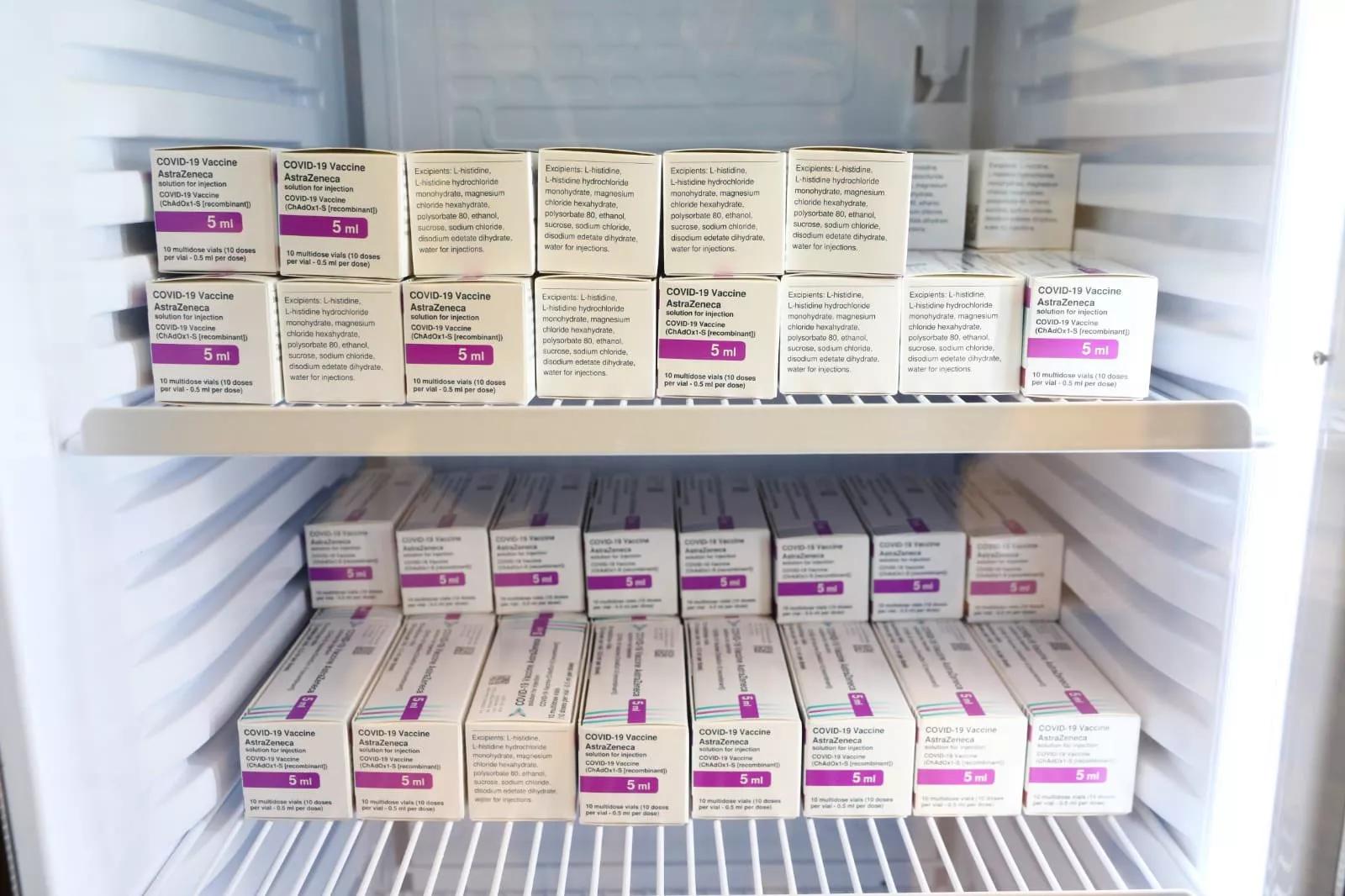 Dosis de la vacuna de AstraZeneca en un frigórifico de un centro de vacunación