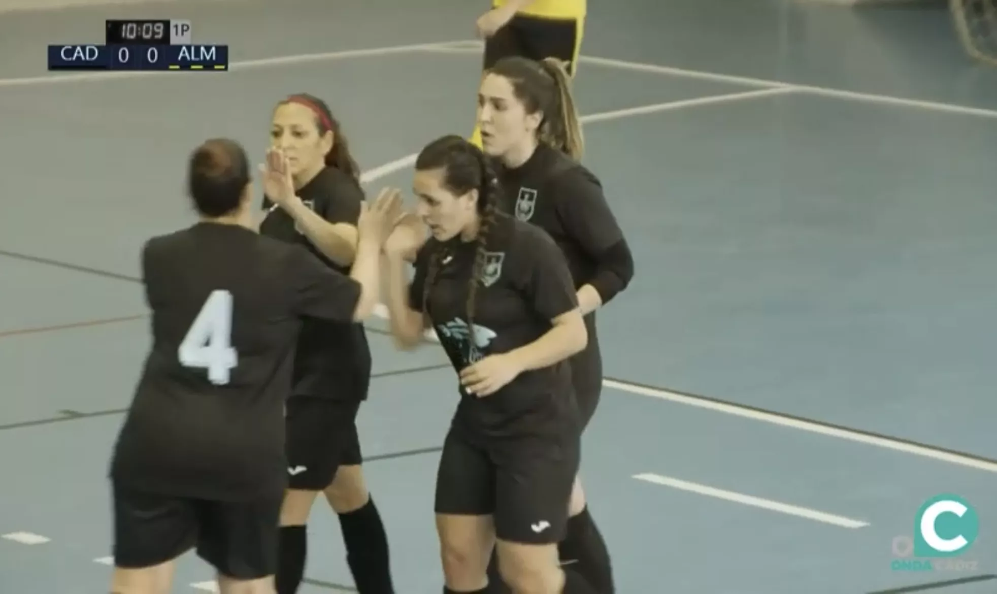 Las jugadoras del conjunto gaditano celebran uno de los tantos