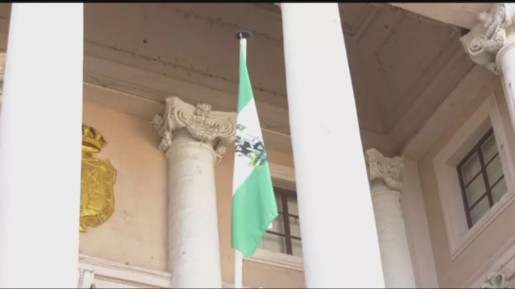 La bandera de Andalucía en el balcón del Ayuntamiento 