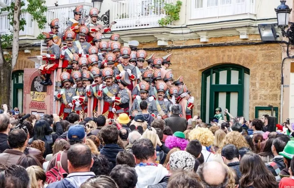 Carrusel del Carnaval del año 2014 con el coro Los Dictadores. Programa especial del día de coros.