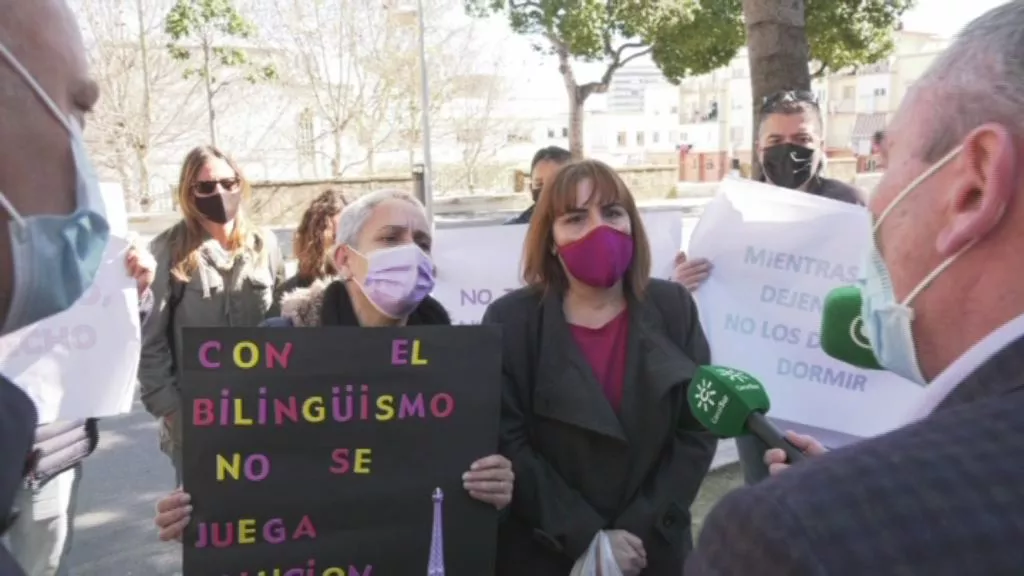 El delegado de Educación, Miguel Andreu, atiende a las familias del alumnado del CEIP Reyes Católicos