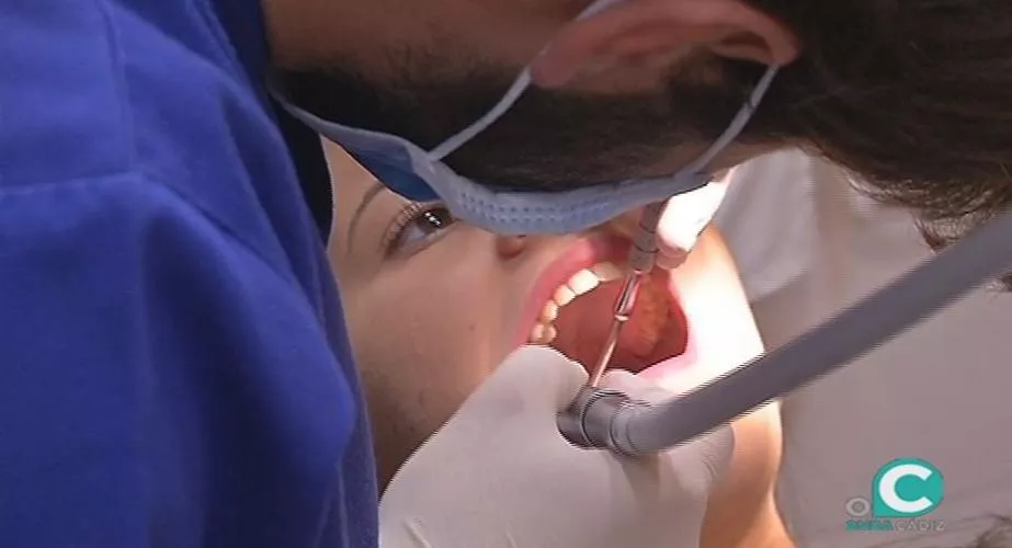 Imagen de una dentista durante una intervención en su consulta 