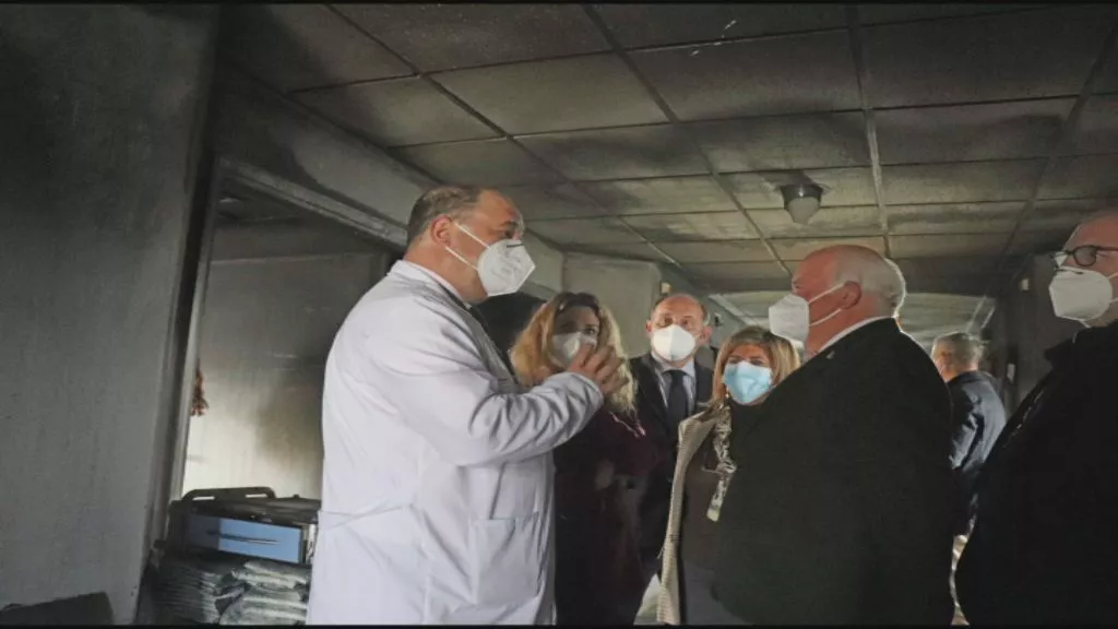 El consejero de Salud y Familias, Jesús Aguirre, ha visitado las plantas del centro afectadas por el incendio 