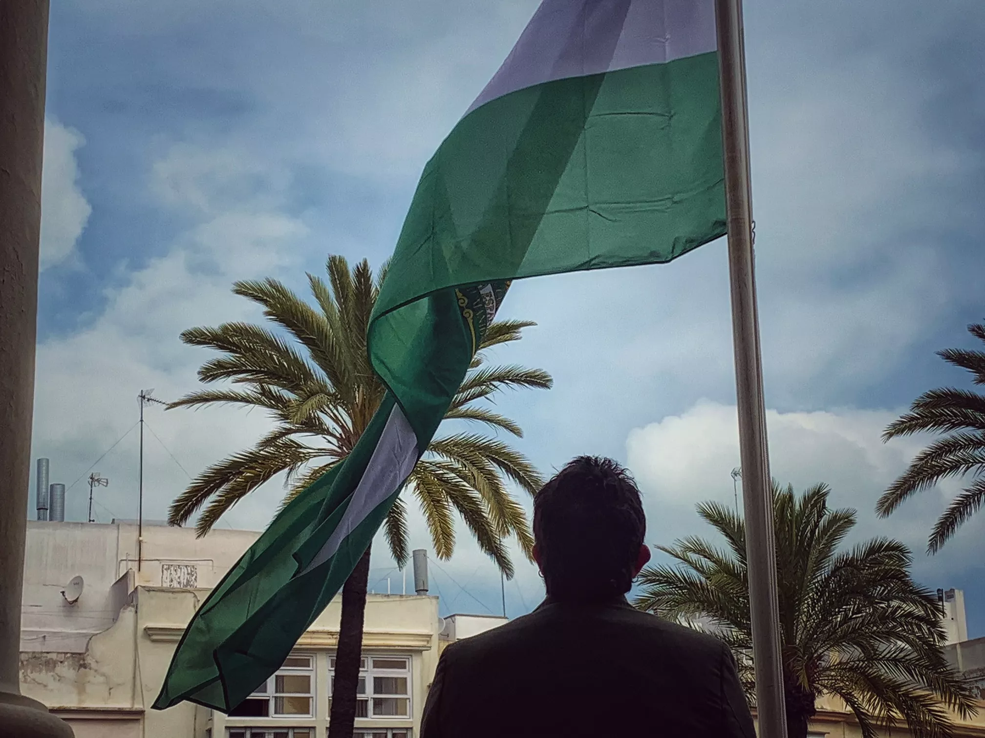 El alcalde de Cádiz, junto con la bandera andaluza El alcalde de Cádiz, junto con la bandera andaluza