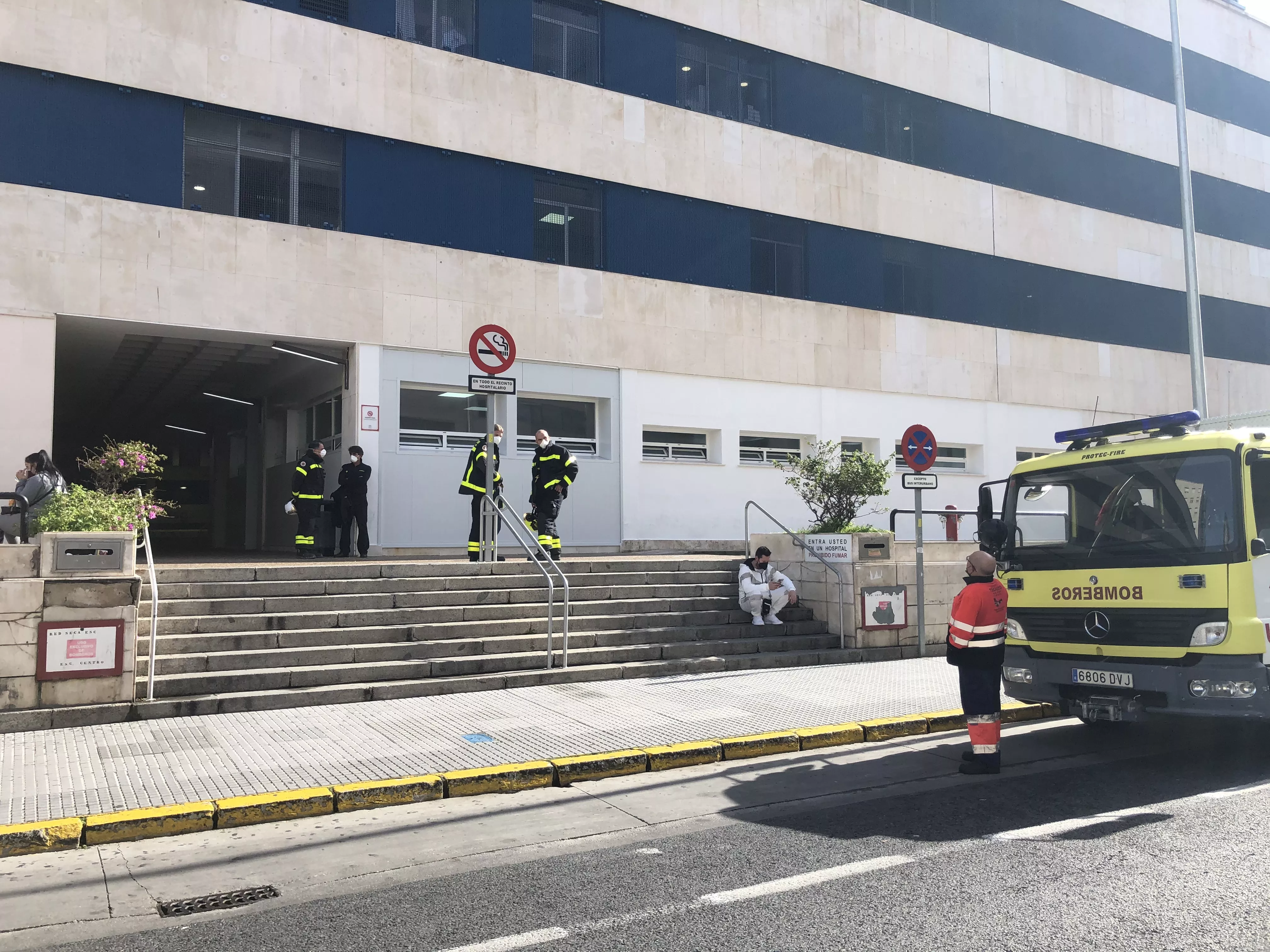 Bomberos realizando las últimas inspecciones