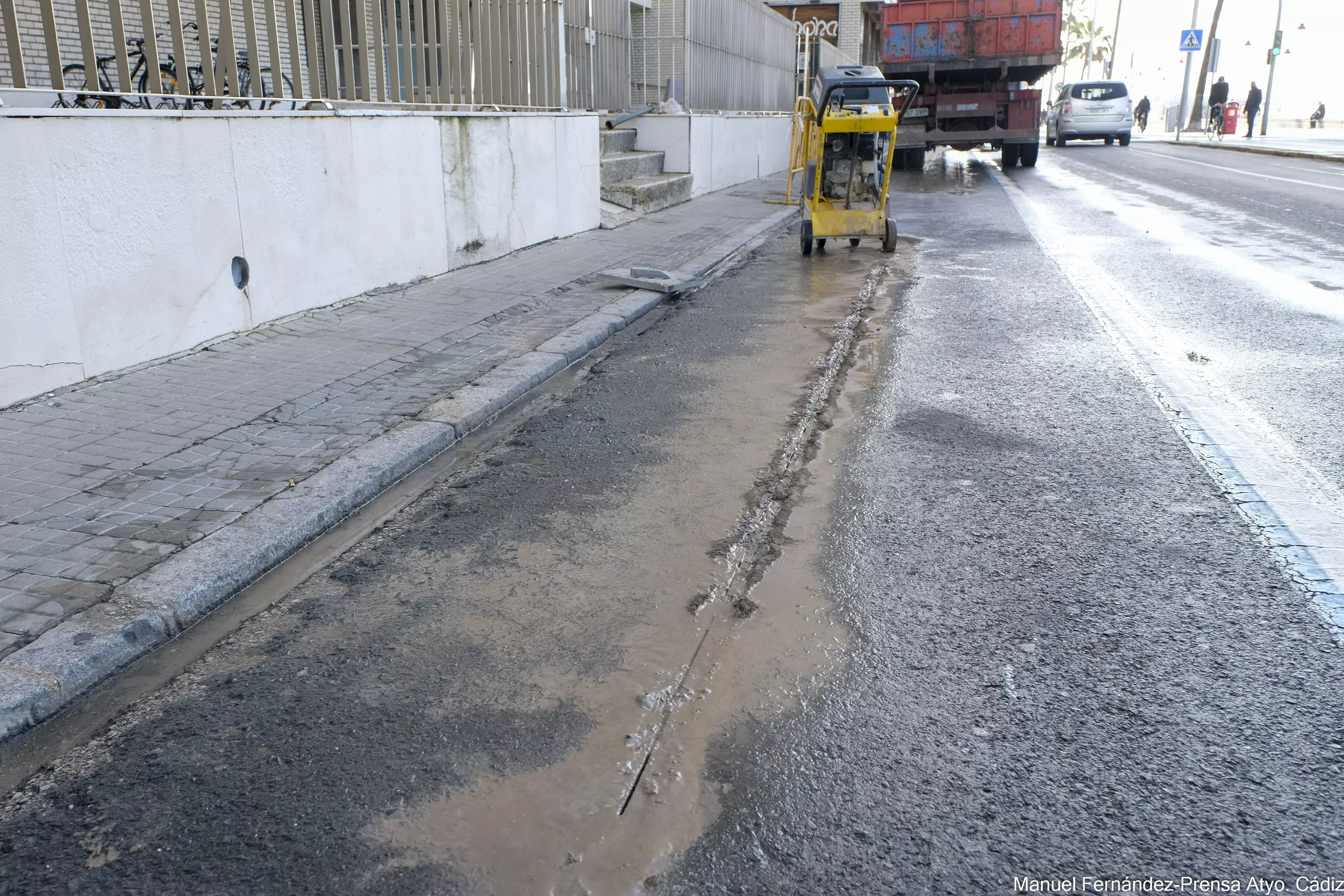 El Ayuntamiento inicia las obras de reurbanización del acerado situado junto al edificio Isecotel