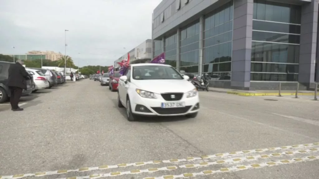 La marcha de coches ha partido de Zona Franca y ha recorrido la avenida principal y el Campo del Sur 