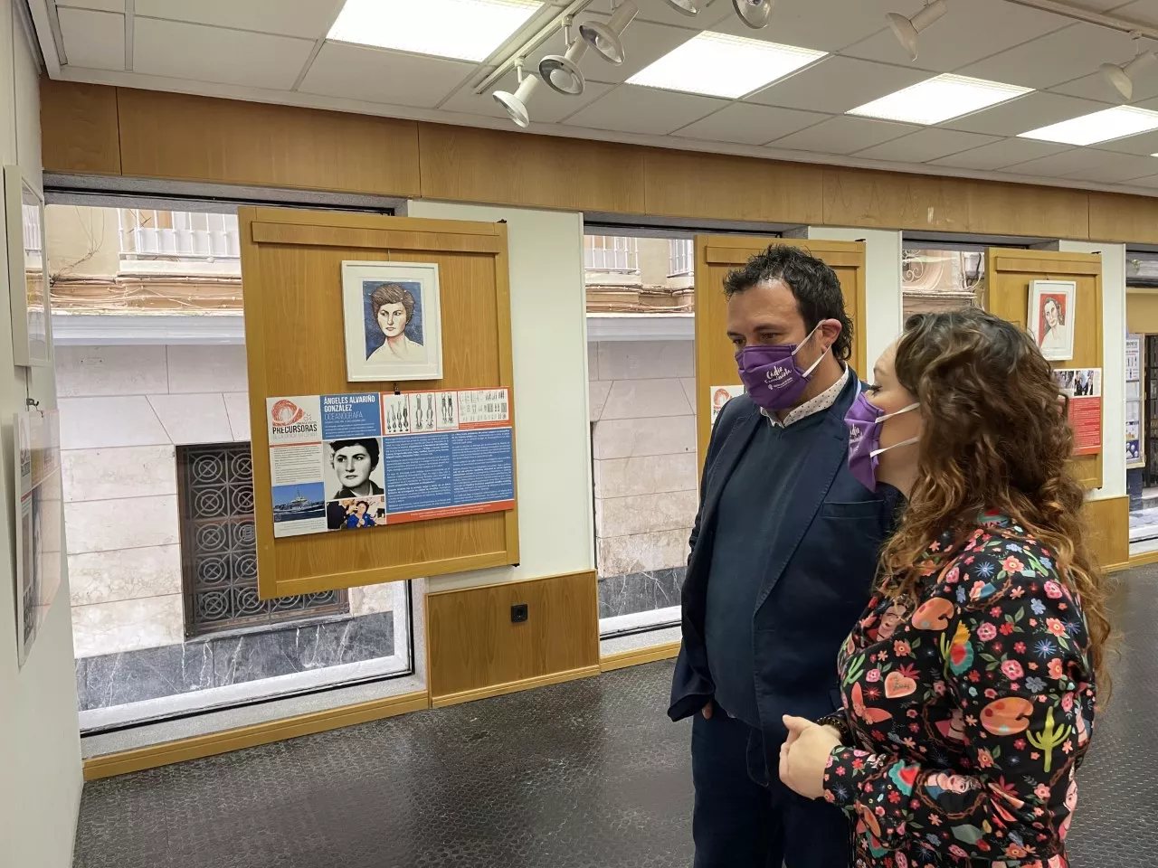 El alcalde de Cádiz y la concejala de Feminismos visitando la exposición