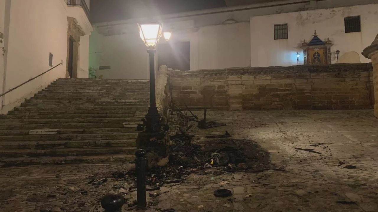 Imagen de los restos del mobiliario quemado en Santa Cruz 